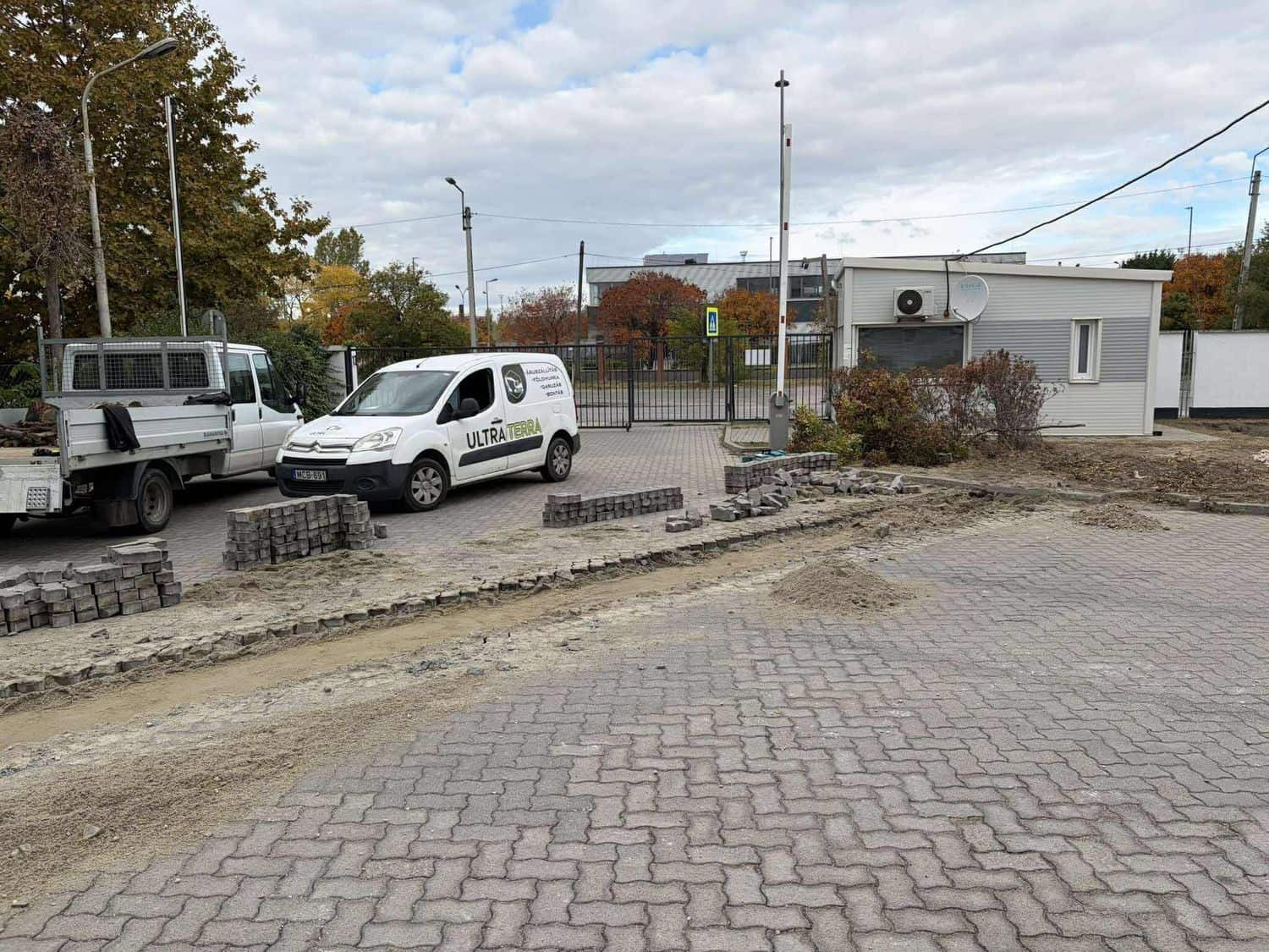 Céges jármű a helyszínen
